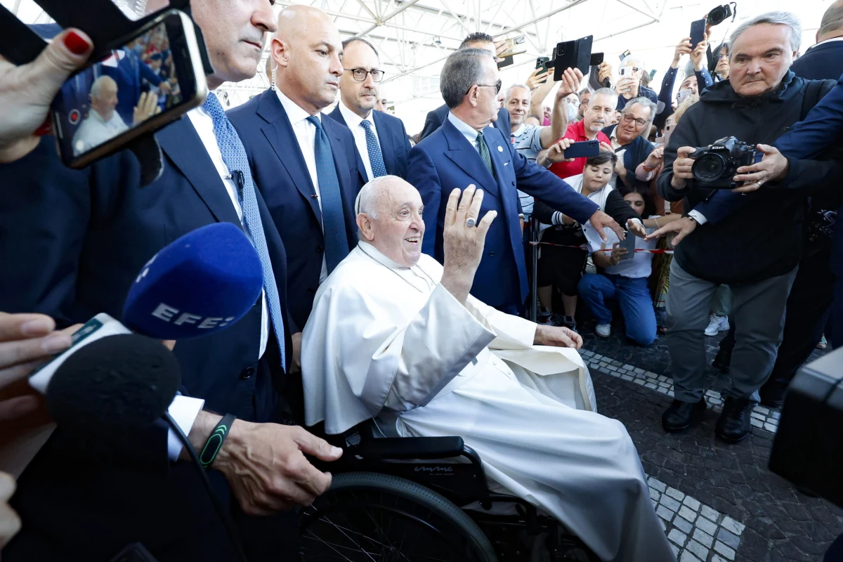 Papież Franciszek opuścił rano rzymską klinikę Gemelli, gdzie przebywał od 7 czerwca, czyli od dnia operacji jamy brzusznej. "Dalej żyję" - tak Franciszek odpowiedział na pytanie, jak się czuje. Ze szpitala papież pojechał do bazyliki Matki Bożej Większej na modlitwę. Stamtąd udał się do Watykanu. W niedzielę papież spotka się z wiernymi na południowej modlitwie Anioł Pański.