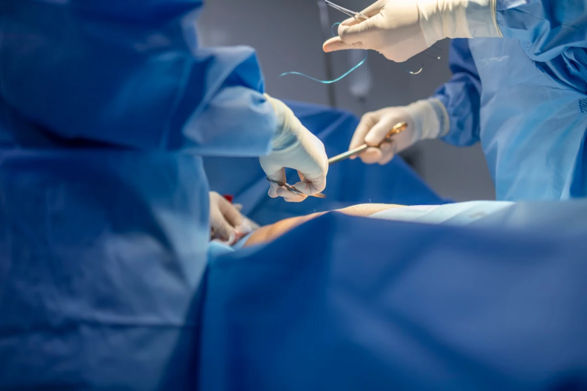 Po długiej podróży z Luandy do szpitala dziecięcego w Olsztynie dotarła 15-letnia Cristina. Nastolatka z Angoli w Afryce przejdzie operację żuchwy, na której znajduje się ogromny guz zagrażający jej życiu. Zabieg jest możliwy m.in. dzięki zaangażowaniu wolontariuszy Fundacji Dzieci Afryki.