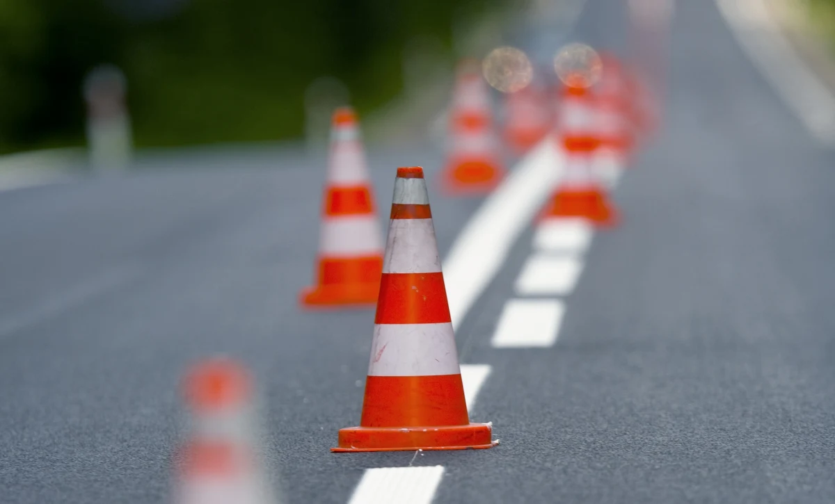 Policja zatrzymała kierowcę, który śmiertelnie potrącił mężczyznę kierującego ruchem na drodze w miejscowości Bysław (woj. kujawsko-pomorskie). Sprawca, który - jak się okazało - miał trzy promile alkoholu w organizmie, odjechał z miejsca wypadku.