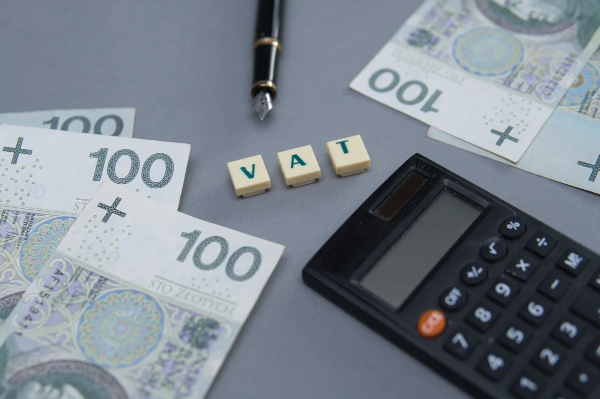 Łódzka Krajowa Administracja Skarbowa (KAS) rozbiła grupę przestępczą, której działalność doprowadziła do utraty przez Skarb Państwa ponad 23 mln zł w podatku VAT. Podejrzani stworzyli firmy z branży tekstylnej, które korzystały z nierzetelnych faktur o wartości 130 mln złotych.