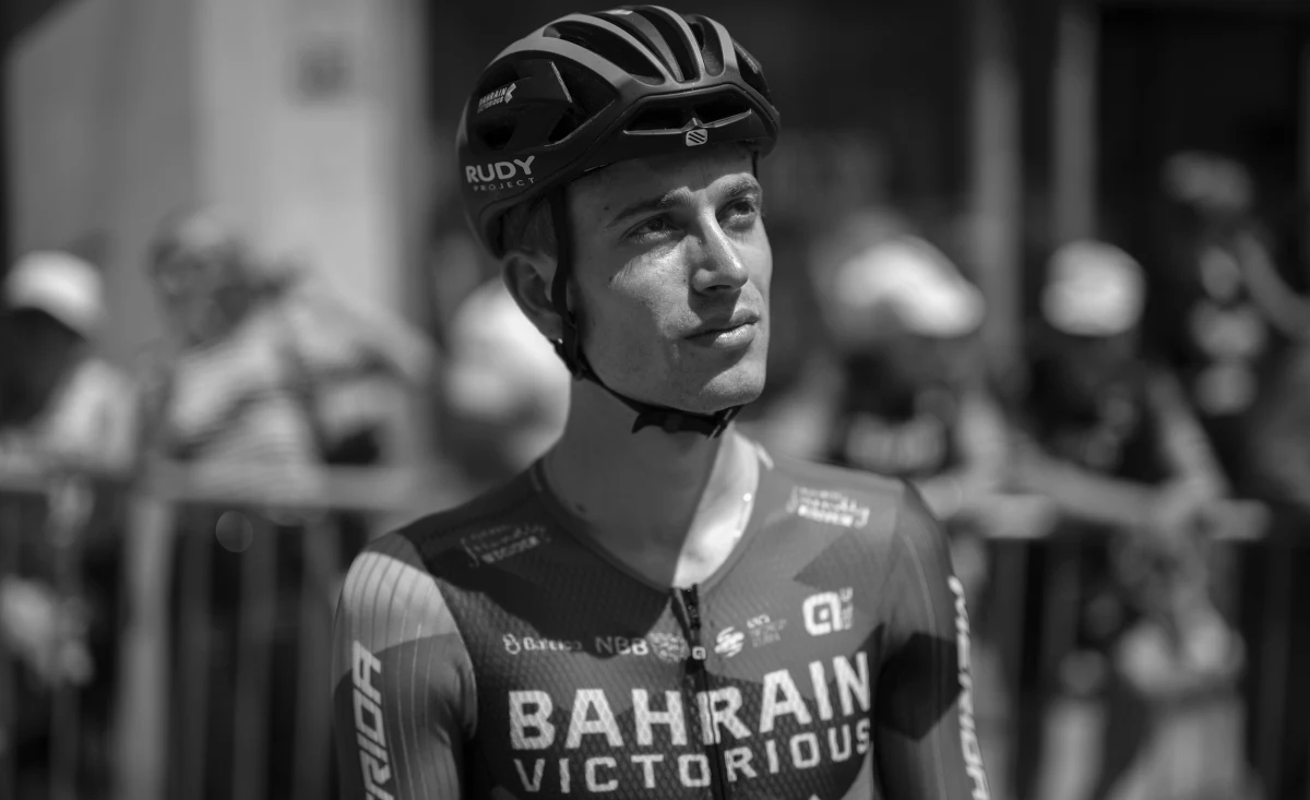 ​Szwajcarski kolarz Gino Maeder zmarł w piątek w szpitalu w Chur w wyniku obrażeń, jakich doznał w wypadku na trasie czwartkowego etapu wyścigu Dookoła Szwajcarii. Przykre wieści przekazała grupa, w której występował - Bahrain Victorious.