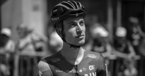 ​Szwajcarski kolarz Gino Maeder zmarł w piątek w szpitalu w Chur w wyniku obrażeń, jakich doznał w wypadku na trasie czwartkowego etapu wyścigu Dookoła Szwajcarii. Przykre wieści przekazała grupa, w której występował - Bahrain Victorious.