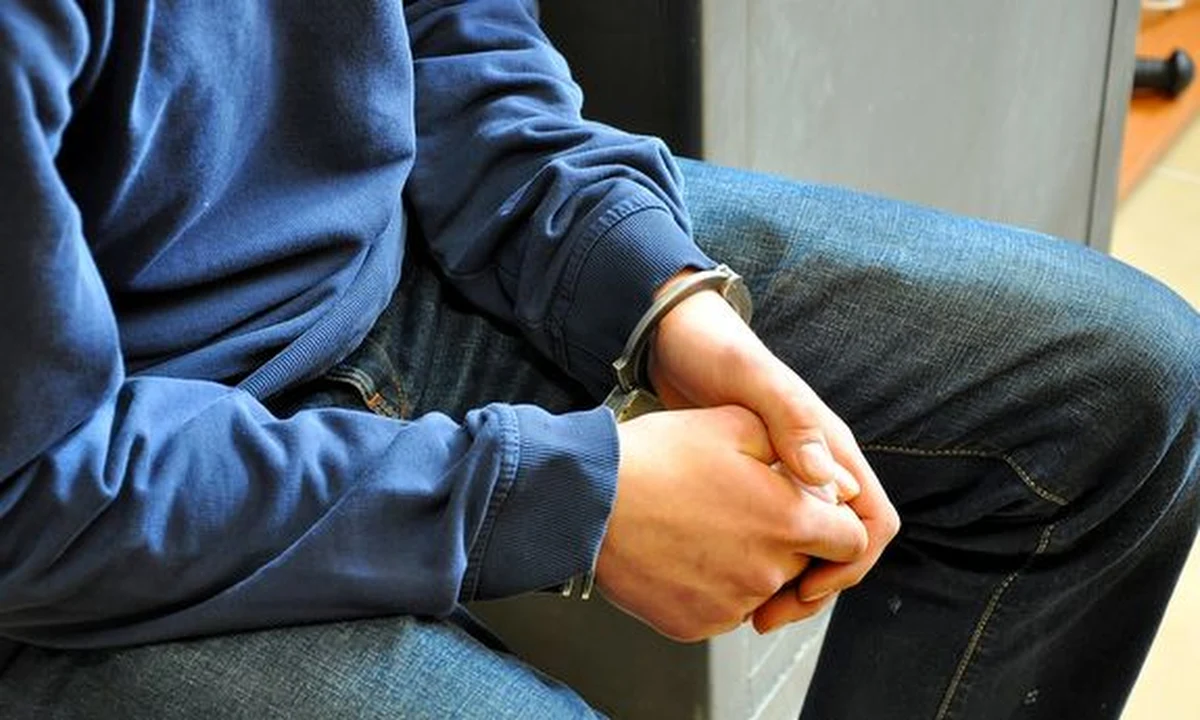 22-latek zaatakował nożem małżeństwo seniorów, którzy spacerowali w centrum Koszalina. 82-latek jest w ciężkim stanie, jego 78-letnia żona po udzieleniu pomocy opuściła szpital. W chwili zatrzymania napastnik miał 0,8 promila alkoholu w organizmie, a wstępne badanie narkotestem wykazało, że zażył też marihuanę.