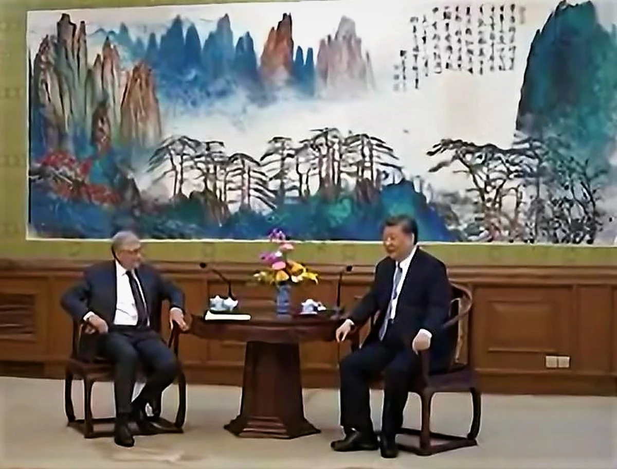 „Jest pan pierwszym amerykańskim przyjacielem, z którym spotkałem w tym roku w Pekinie”  - w ten sposób prezydent Chin Xi Jinping przywitał Billa Gatesa, który przybył do Chin tuż przed wizytą amerykańskiego sekretarza stany Antony'ego Blinkena.