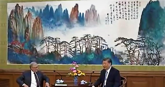 „Jest pan pierwszym amerykańskim przyjacielem, z którym spotkałem w tym roku w Pekinie”  - w ten sposób prezydent Chin Xi Jinping przywitał Billa Gatesa, który przybył do Chin tuż przed wizytą amerykańskiego sekretarza stany Antony'ego Blinkena.