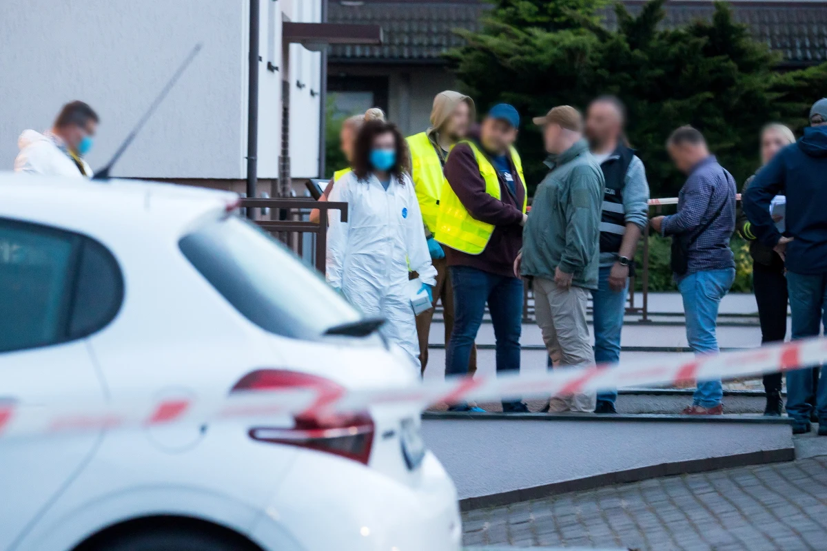 To były partner zastrzelonej kobiety jest sprawcą czwartkowej strzelaniny w Szczecinie, w której zginęły trzy osoby. Późnym popołudniem policję wezwano na jedno z osiedli. Mieszkańcy alarmowali, że słyszeli strzały. Funkcjonariusze po wyważeniu drzwi w jednym z mieszkań znaleźli wewnątrz trzy ciała - kobiety i dwóch mężczyzn. 