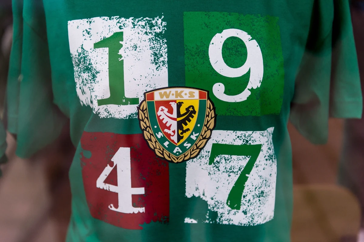 Dziś o 15:00 minął termin składania ofert kupna większościowego pakietu akcji WKS-u Śląsk Wrocław. Wniosek złożył jeden zainteresowany podmiot. Oznacza to, że miasto może teraz przystąpić do weryfikacji oferty, a następnie do negocjacji w sprawie sprzedaży piłkarskiego klubu.