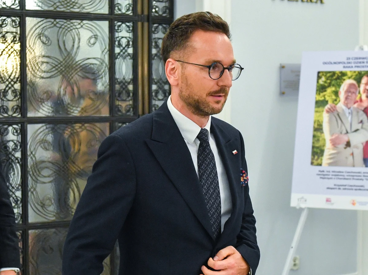 "Wpadliśmy na pomysł, żeby odwiedzić ministra Waldemara Budę, w związku z tym, że jego sekretariat nie odpowiadał na nasze maile, ani telefony. Jakieś trzy tygodnie temu napisaliśmy już tam z prośbą o spotkanie. Nie było odpowiedzi. Skoro już byliśmy w Warszawie postanowiliśmy tam pójść osobiście. Akurat trafiliśmy na ministra przed budynkiem" - mówi RMF FM pan Patryk Malinowski, uczestnik programu Mieszkanie Plus z Gdyni.  