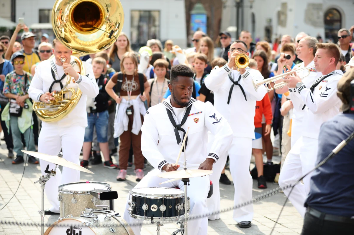 ​Stacjonująca we Włoszech Orkiestra Dęta Marynarki Wojennej USA - Topside Band - gości w Polsce. Dziś muzycy zagrali na krakowskim Rynku Głównym. Odwiedzili też redakcję RMF FM na Kopcu Kościuszki. Mamy dla Was jeszcze jedną niespodziankę: bądźcie w sobotę na Rynku Głównym nieco przed g. 11.00.       