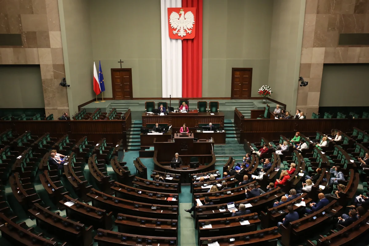 ​Sejm uchwał w piątek ustawę dającą prawo do emerytury na szczególnych zasadach nauczycielom, którzy podjęli pracę przed wprowadzeniem reformy emerytalnej z 1999 r. Ustawa zwiększa nadzór kuratora nad szkołami i liberalizuje przepisy dotyczące tworzenie na uczelniach kierunków lekarskich.
