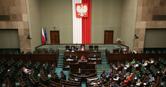 ​Sejm uchwał w piątek ustawę dającą prawo do emerytury na szczególnych zasadach nauczycielom, którzy podjęli pracę przed wprowadzeniem reformy emerytalnej z 1999 r. Ustawa zwiększa nadzór kuratora nad szkołami i liberalizuje przepisy dotyczące tworzenie na uczelniach kierunków lekarskich.