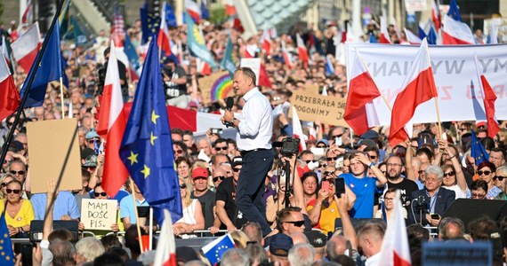 "Łajdactwo!" - tak premier Mateusz Morawiecki odniósł się do transparentu, który pojawił się na wiecu w Poznaniu, gdzie występował Donald Tusk. Chodzi o banner "Boże zabrałeś nie tego Kaczyńskiego" z wizerunkiem terrorysty Theodore'a "Teda" Kaczynskiego. W ocenie rzecznika rządu Piotra Müllera to "obrzydliwa mowa nienawiści". Polityk zaapelował też do lidera PO, aby ten przeprosił.