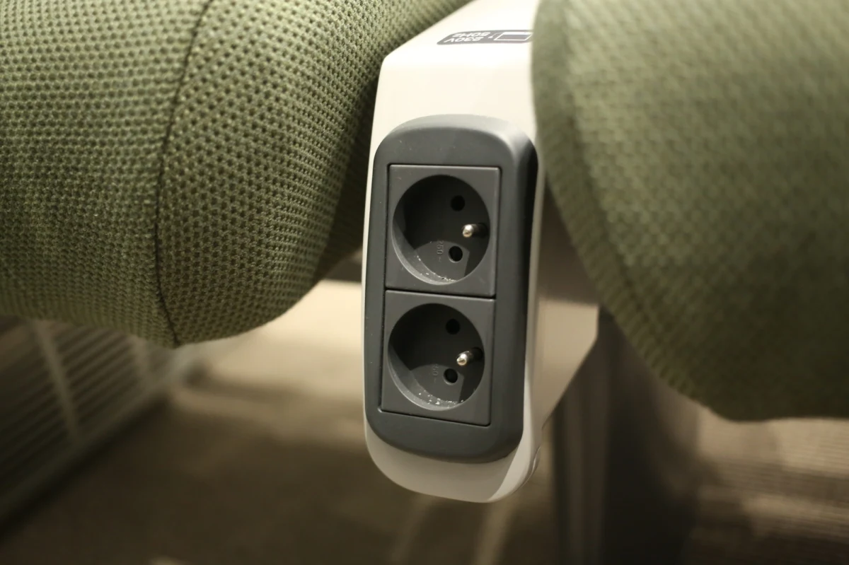 Po przetargach na dostawę 31 sztuk elektrycznych zespołów trakcyjnych oraz 4 sztuk tzw. „hybryd”, czyli dwunapędowych (elektryczno-spalinowych) zespołów trakcyjnych, zarząd województwa pomorskiego podjął decyzję o rozpoczęciu kolejnego postępowania przetargowego. Tym razem będzie ono dotyczyć zakupu jednego pojazdu o napędzie elektrycznym. Przetarg zawiera również opcję, dzięki której województwo pomorskie będzie mogło kupić kolejnych 9 pojazdów. Skorzystanie z opcji zależy jednak od pozyskania środków z Krajowego Planu Odbudowy.