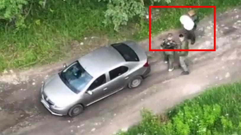 Operator drona Sił Zbrojnych Ukrainy uwiecznił na filmie moment przekazania dowódcy muszli klozetowej przez rosyjskich żołnierzy. Cały świat się śmieje z Rosjan. To stan umysłu.