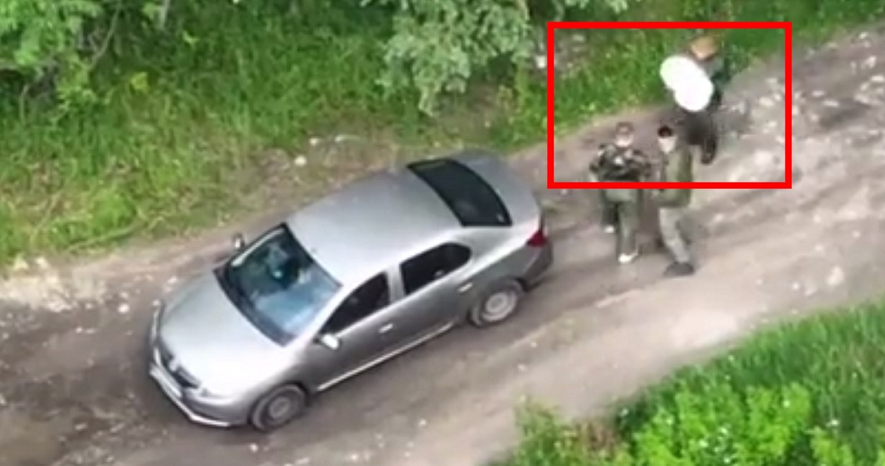 Operator drona Sił Zbrojnych Ukrainy uwiecznił na filmie moment przekazania dowódcy muszli klozetowej przez rosyjskich żołnierzy. Cały świat się śmieje z Rosjan. To stan umysłu.