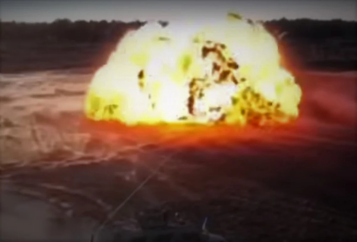 Na nagraniu umieszczonym w internecie można zobaczyć, a jaki sposób armia ukraińska rozminowuje teren, aby przygotować przejścia dla oddziałów atakujących Rosjan.