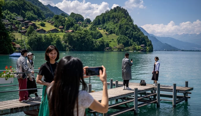 Chaos w szwajcarskiej wiosce po serialu Netflixa. Trzeba zapłacić za selfie