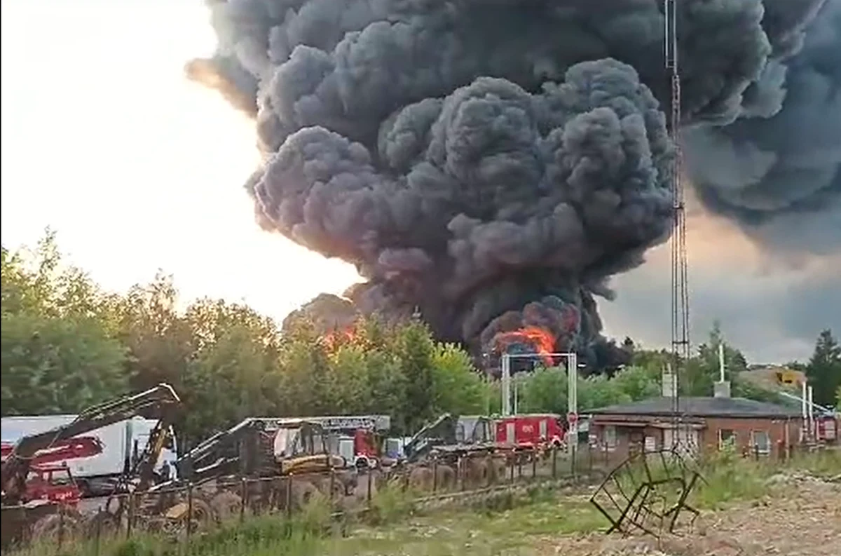 Nad ranem w miejscowości Wilków na Dolnym Śląsku wybuchł pożar składowiska opon. Akcja gaśnicza, w której od rana wzięło już udział prawie 56 zastępów straży pożarnej, może potrwać nawet kilka dni.
