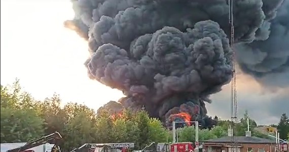 Nad ranem w miejscowości Wilków na Dolnym Śląsku wybuchł pożar składowiska opon. Akcja gaśnicza, w której od rana wzięło już udział prawie 56 zastępów straży pożarnej, może potrwać nawet kilka dni.
