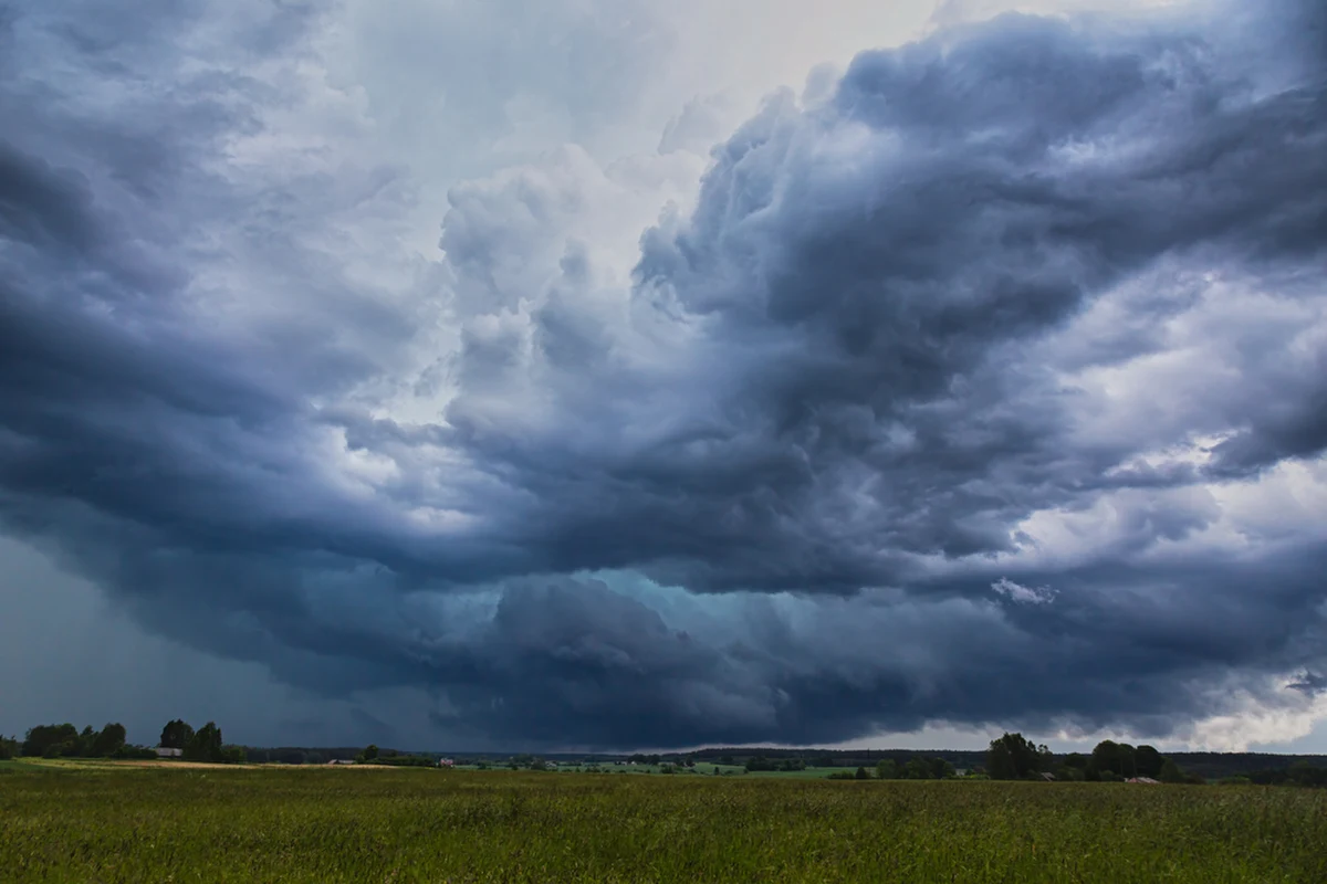 Burze z gradem, opady deszczu oraz temperatura do 24 stopni Celsjusza w sobotę i do 26 stopni w niedzielę - taka pogoda czeka nas w weekend. Instytut Meteorologii i Gospodarki Wodnej wydał ostrzeżenia dla kilku województw - zachodnio-pomorskiego, pomorskiego i kujawsko-pomorskiego, a także części Wielkopolski, Dolnego Śląska i Opolszczyzny.