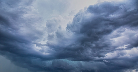 Burze z gradem, opady deszczu oraz temperatura do 24 stopni Celsjusza w sobotę i do 26 stopni w niedzielę - taka pogoda czeka nas w weekend. Instytut Meteorologii i Gospodarki Wodnej wydał ostrzeżenia dla kilku województw - zachodnio-pomorskiego, pomorskiego i kujawsko-pomorskiego, a także części Wielkopolski, Dolnego Śląska i Opolszczyzny.