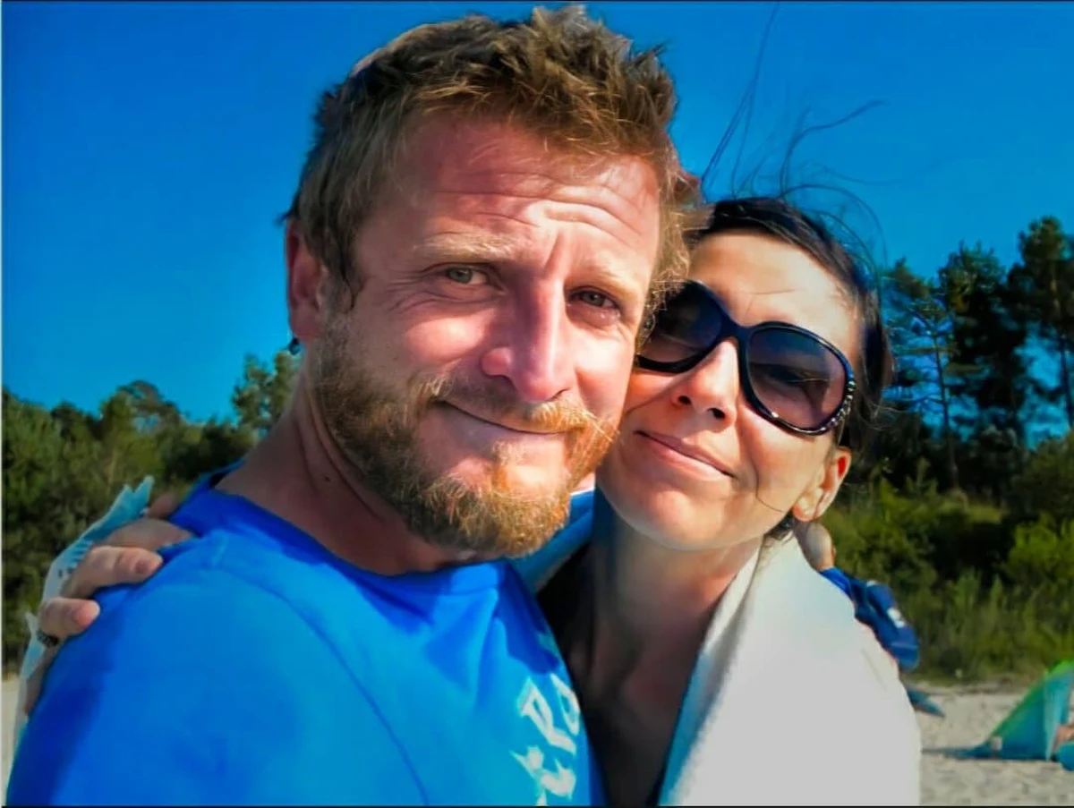 „On żyje w pamięci ludzi, jest ciągle inspiracją dla innych, jest bliski wielu ludziom, jest jak przyjaciel lub członek rodziny” – mówi w rozmowie z RMF FM Anna Solska-Mackiewicz, partnerka alpinisty Tomasza Mackiewicza, autorka nowej książki „Tomek, mój wszechświat. Wspomnienie o Tomaszu Mackiewiczu”.