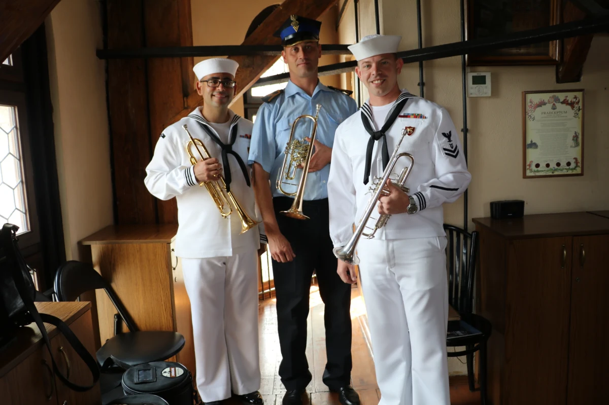 To pierwszy tego rodzaju hejnał z wieży Mariackiej w Krakowie. O godzinie 11 zagrali go... amerykańscy żołnierze. 