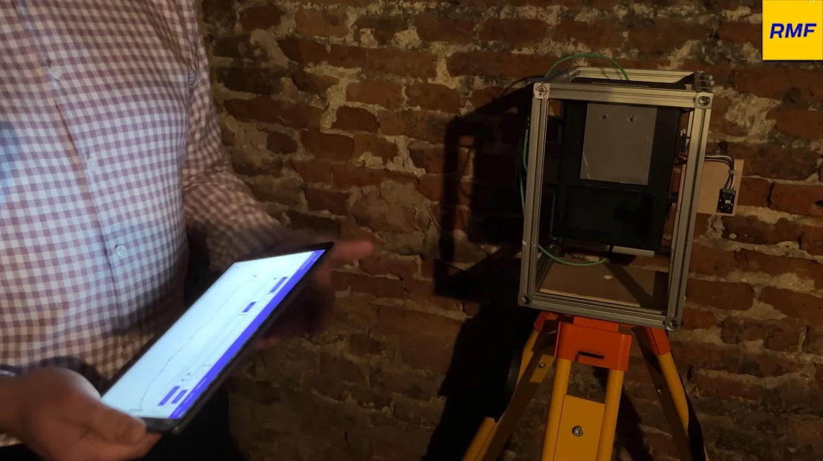 ​Prototypowe urządzenie, które pozwala bezinwazyjnie odwzorowywać kształt i jakość obiektów zabytkowych, testują naukowcy w Zamku Królewskim w Warszawie. Wykorzystując techniki stosowane powszechnie w geodezji, odtwarzają trójwymiarowy kształt pomieszczenia z milimetrową dokładnością.