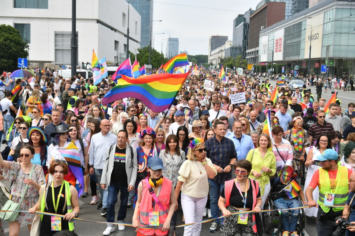 "Uśmiech oznacza tolerancję, a tolerancja oznacza szczęśliwe, otwarte i europejskie społeczeństwo. Do świata płynie sygnał, że Warszawa jest tolerancyjna" - powiedział prezydent stolicy Rafał Trzaskowski na Paradzie Równości. Podkreślił, że w stolicy wszyscy mogą czuć się bezpiecznie, także społeczność LGBT+.