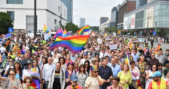 "Uśmiech oznacza tolerancję, a tolerancja oznacza szczęśliwe, otwarte i europejskie społeczeństwo. Do świata płynie sygnał, że Warszawa jest tolerancyjna" - powiedział prezydent stolicy Rafał Trzaskowski na Paradzie Równości. Podkreślił, że w stolicy wszyscy mogą czuć się bezpiecznie, także społeczność LGBT+.