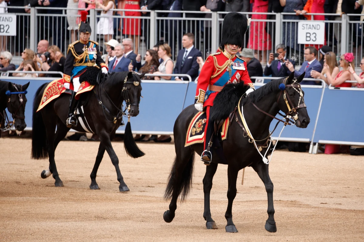 Karol III po raz pierwszy jako król wziął udział w Trooping the Colour. To tradycyjna parada wojskowa wraz z przeglądem wojsk, która odbywa się w Londynie w oficjalne urodziny brytyjskiego monarchy. Co ciekawe - nie tylko ją obserwował, ale sam jechał w niej konno.