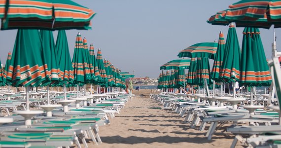 Na jednej z najpiękniejszych plaż we włoskiej Ligurii, znajdującej się w Zatoce Ciszy, objętej ochroną UNESCO od dziś do końca sierpnia obowiązuje limit osób, jakie mogą tam przebywać. Podobnie, jak w dwóch poprzednich latach, wyznaczono limit 400 miejsc. W ten sposób lokalne władze postanowiły uporać się tam z problemem tłoku, który dotyczy wielu miejscowości w tym regionie.