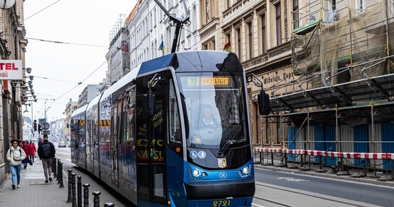 ​Od niedzieli we Wrocławiu zaczynają obowiązywać letnie zmiany w rozkładzie jazdy komunikacji miejskiej. Nowy plan kursowania pojazdów został dostosowany do zmian związanych z rozpoczynającym się remontem torowiska na ul. Legnickiej.