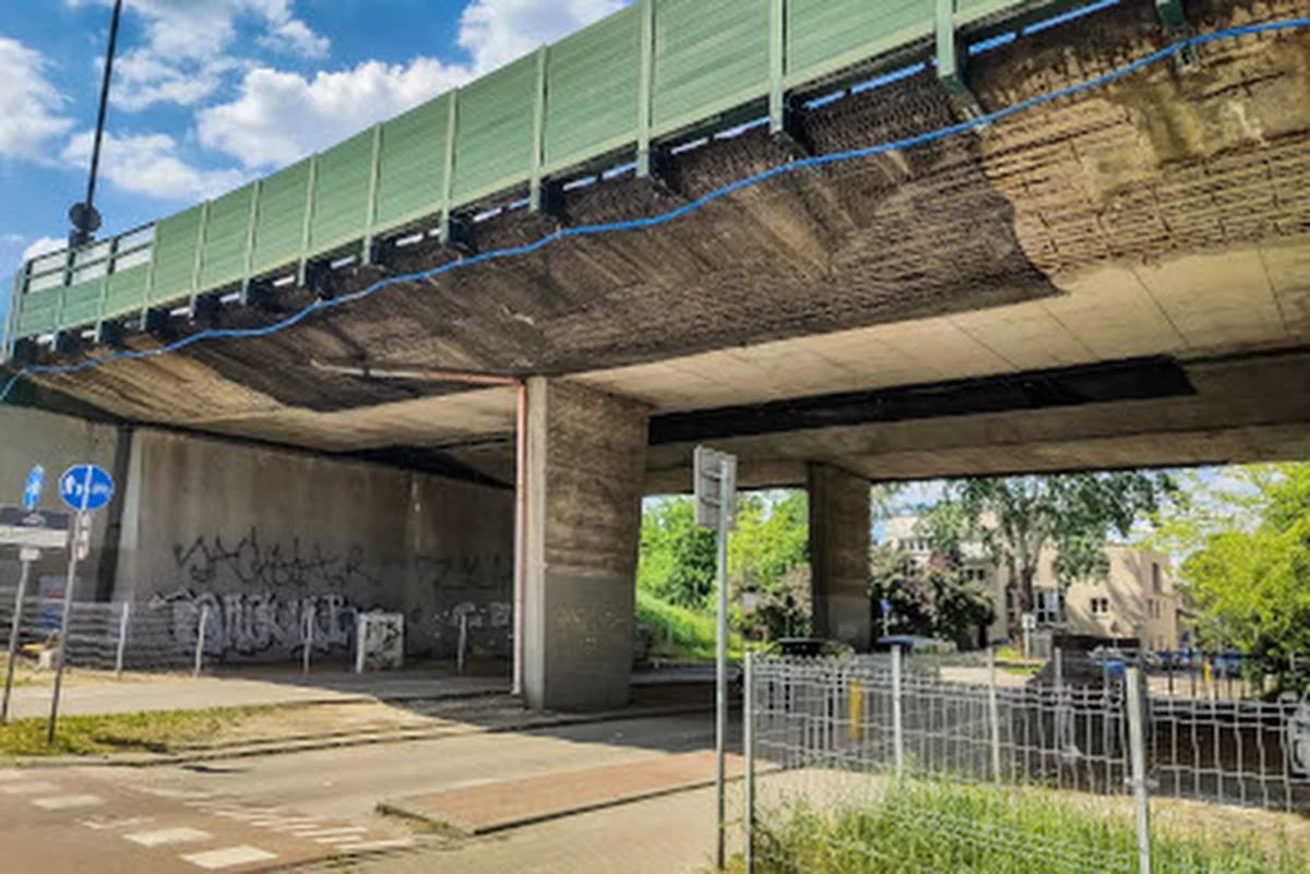 W poniedziałek, 19 czerwca rozpoczną się prace, które umożliwią rozpoczęcie przebudowy wiaduktów Trasy Łazienkowskiej na Saskiej Kępie. Na około dwa tygodnie wyłączone zostaną wewnętrzne pasy Trasy Łazienkowskiej nad ulicami Bajońską i Paryską - poinformował stołeczny ratusz.
