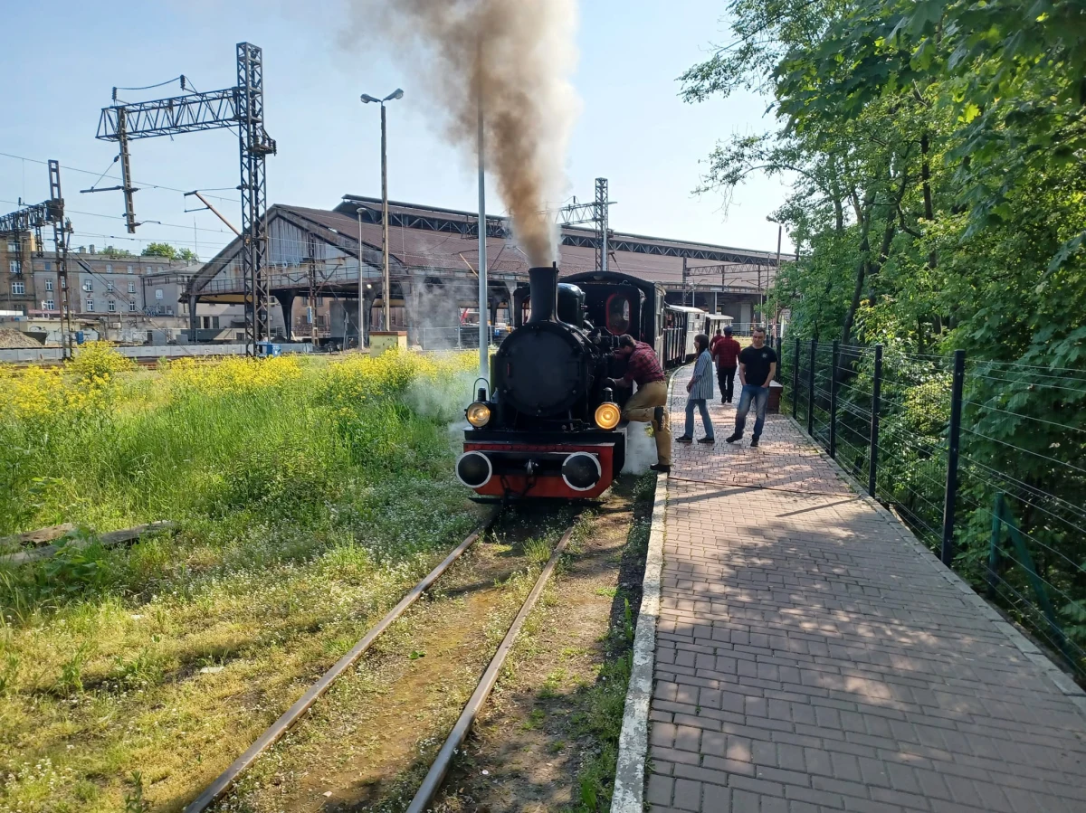 ​Kursem o godz. 9 z Bytomia Stowarzyszenie Górnośląskich Kolei Wąskotorowych (SGKW) - operator zabytkowej kolejki wąskotorowej, łączącej Bytom z Miasteczkiem Śląskim - rozpoczął w niedzielę sezonowe przejazdy na całej trasie. Pociągi będą też ciągnięte przez ponad 70-letni parowóz.