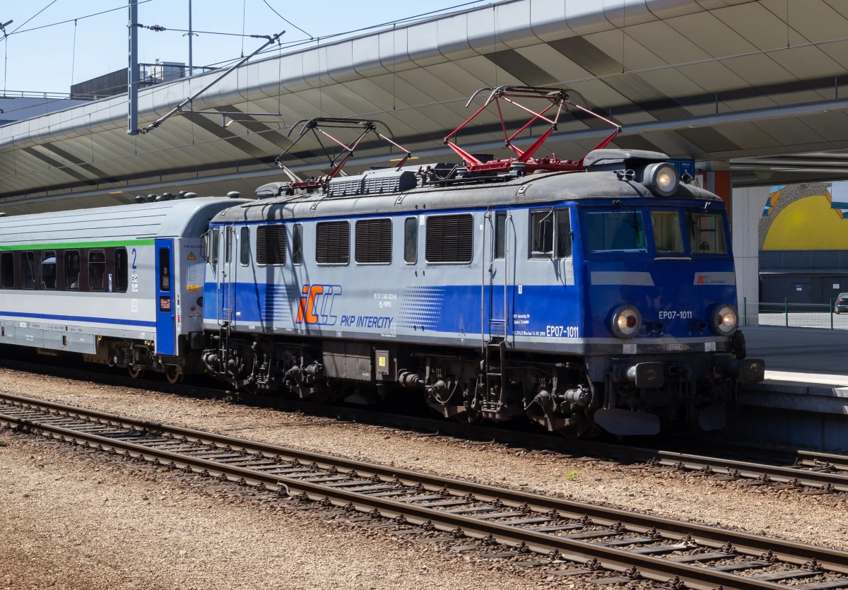 ​Od najbliższej soboty samorządowy przewoźnik Koleje Małopolskie przywróci wakacyjne weekendowe połączenie między Jasłem na Podkarpaciu i Krynicą-Zdrojem w Małopolsce. Na stacji Muszyna będzie ono skomunikowane z pociągiem jadącym przez słowackie Podtatrze.