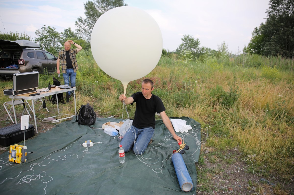 ​Pod Otwockiem (Mazowieckie) w sobotę został wypuszczony balon stratosferyczny. Celem lotu jest przetestowanie rozwiązań stosowanych w ruchu lotniczym m.in. w zakresie bezpieczeństwa lotu oraz lokalizacji - powiedział pilot Radosław Juda.