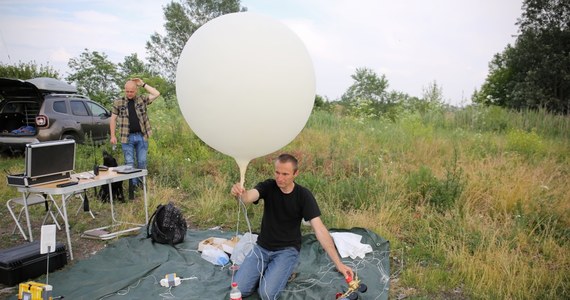 ​Pod Otwockiem (Mazowieckie) w sobotę został wypuszczony balon stratosferyczny. Celem lotu jest przetestowanie rozwiązań stosowanych w ruchu lotniczym m.in. w zakresie bezpieczeństwa lotu oraz lokalizacji - powiedział pilot Radosław Juda.