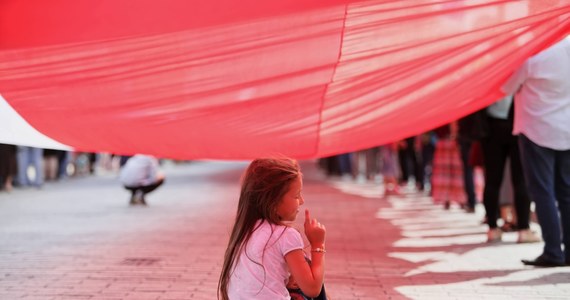 W strugach deszczu przeszedł w niedzielę ulicami Warszawy XVIII Narodowy Marsz dla Życia i Rodziny pod hasłem "Dzieci przyszłością Polski".