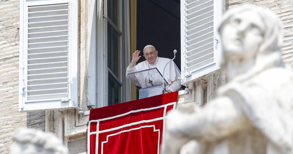 Papież Franciszek, który spotkał się w niedzielę po raz pierwszy z wiernymi w Watykanie po operacji i pobycie w szpitalu, podziękował wszystkim za wsparcie i modlitwy. Podczas spotkania z tysiącami osób, przybyłych w południe na plac świętego Piotra, papież był w dobrej formie, choć chwilami jego głos był jeszcze słaby.