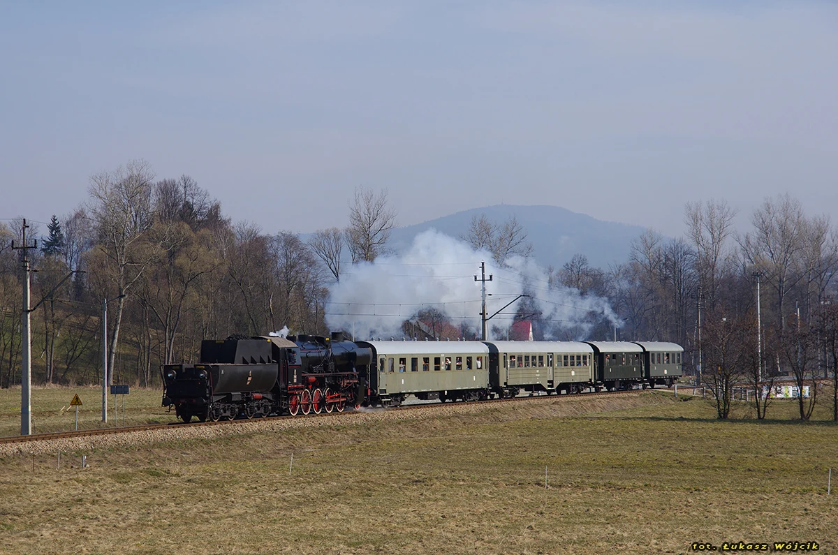 We wszystkie weekendy lipca i sierpnia będą kursować pociągi retro, sformowane ze zbiorów Skansenu Taboru Kolejowego w Chabówce (Małopolskie). W tym roku z powodu zamknięcia tradycyjnej trasy do Kasiny Wielkiej, pojadą one w odwrotnym kierunku - doliną Skawy do Osielca.