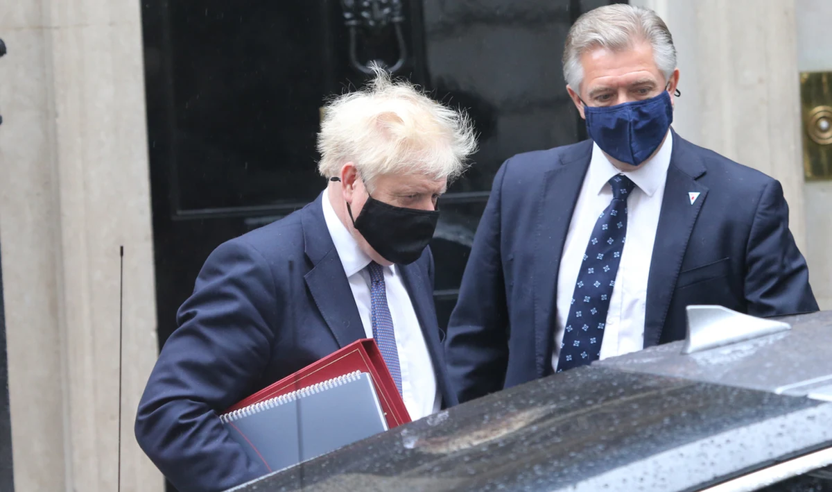 ​Brytyjski dziennik "Daily Mirror" opublikował na swojej stronie internetowej wideo z imprezy w siedzibie rządzącej Partii Konserwatywnej w grudniu 2020 roku, w czasie trwających restrykcji covidowych. Na nagraniu widać, jak uczestnicy tańczą, piją alkohol i jawnie żartują sobie z ograniczeń.