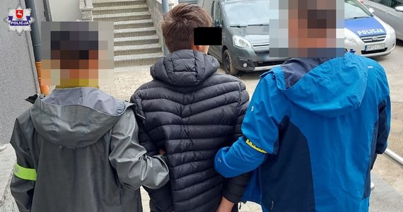 ​Zamojscy policjanci zatrzymali 24-letniego obywatela Mołdawii, który wcześniej zakradł się do kościoła i tam przebrał za księdza. Nakryty przez proboszcza porzucił ubranie i uciekł na pobliską posesję. Intruz opuścił ją również w cudzych ubraniach, tym razem należących do 21-latka, któremu zabrał smartwatch. Jakby tego jeszcze było mało, to przed tymi "przebierankami", spod bloku ukradł Opla.