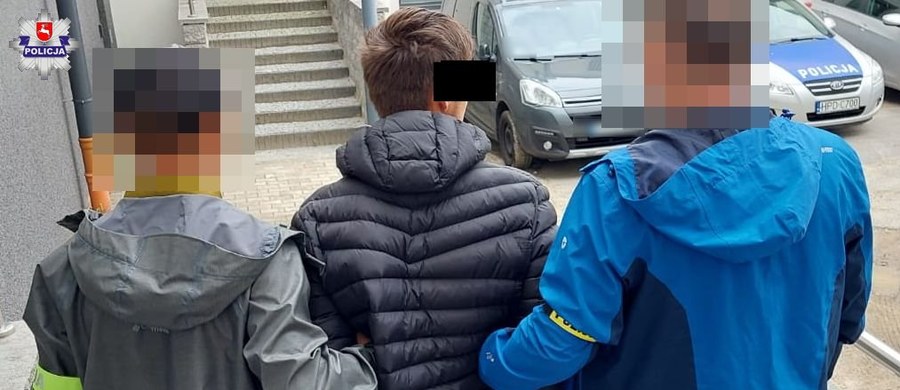 ​Zamojscy policjanci zatrzymali 24-letniego obywatela Mołdawii, który wcześniej zakradł się do kościoła i tam przebrał za księdza. Nakryty przez proboszcza porzucił ubranie i uciekł na pobliską posesję. Intruz opuścił ją również w cudzych ubraniach, tym razem należących do 21-latka, któremu zabrał smartwatch. Jakby tego jeszcze było mało, to przed tymi "przebierankami", spod bloku ukradł Opla.