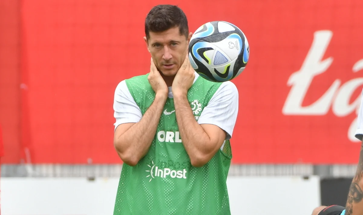 Piłkarze reprezentacji Polski odbyli w południe ostatni trening przed wylotem do Kiszyniowa, gdzie we wtorek o godz. 20:45 zagrają z Mołdawią w ramach eliminacji do mistrzostw Europy w 2024 roku. W zajęciach, które odbywały się w deszczu, uczestniczyli wszyscy zawodnicy.