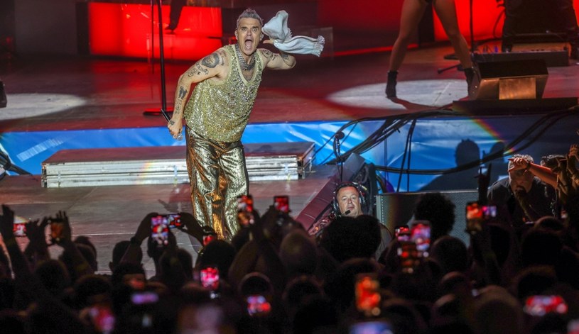 Brytyjski piosenkarz Robbie Williams z powodu "przewlekłego covidu" przerwał swój występ podczas festiwalu Pinkpop. Po trzech utworach 49-latek zszedł ze sceny.