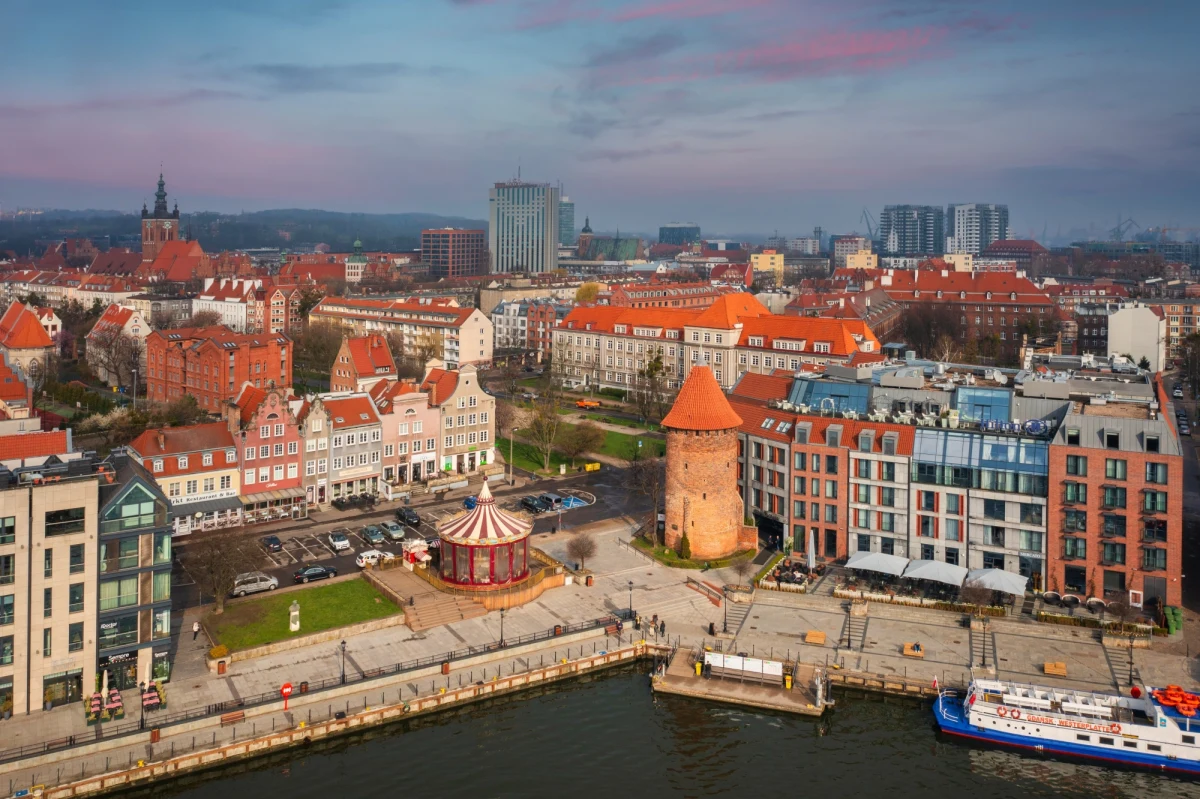 ​Jak co roku od 26 czerwca będą obowiązywać tymczasowe zmiany w organizacji ruchu na Głównym Mieście w Gdańsku. Rozszerzone zostaną granice Strefy Ograniczonej Dostępności na Głównym Mieście. By móc poruszać się w niej pojazdami konieczny jest identyfikator IGM lub karta parkingowa sektora FGM - poinformował gdański magistrat.
