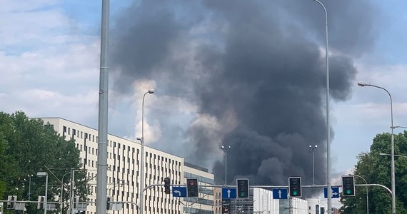 Strażacy opanowali ogień w hali magazynowej przy ul. Legnickiej we Wrocławiu. Informację o pożarze otrzymaliśmy na Gorącą Linię RMF FM, potwierdziła nam ją straż pożarna.