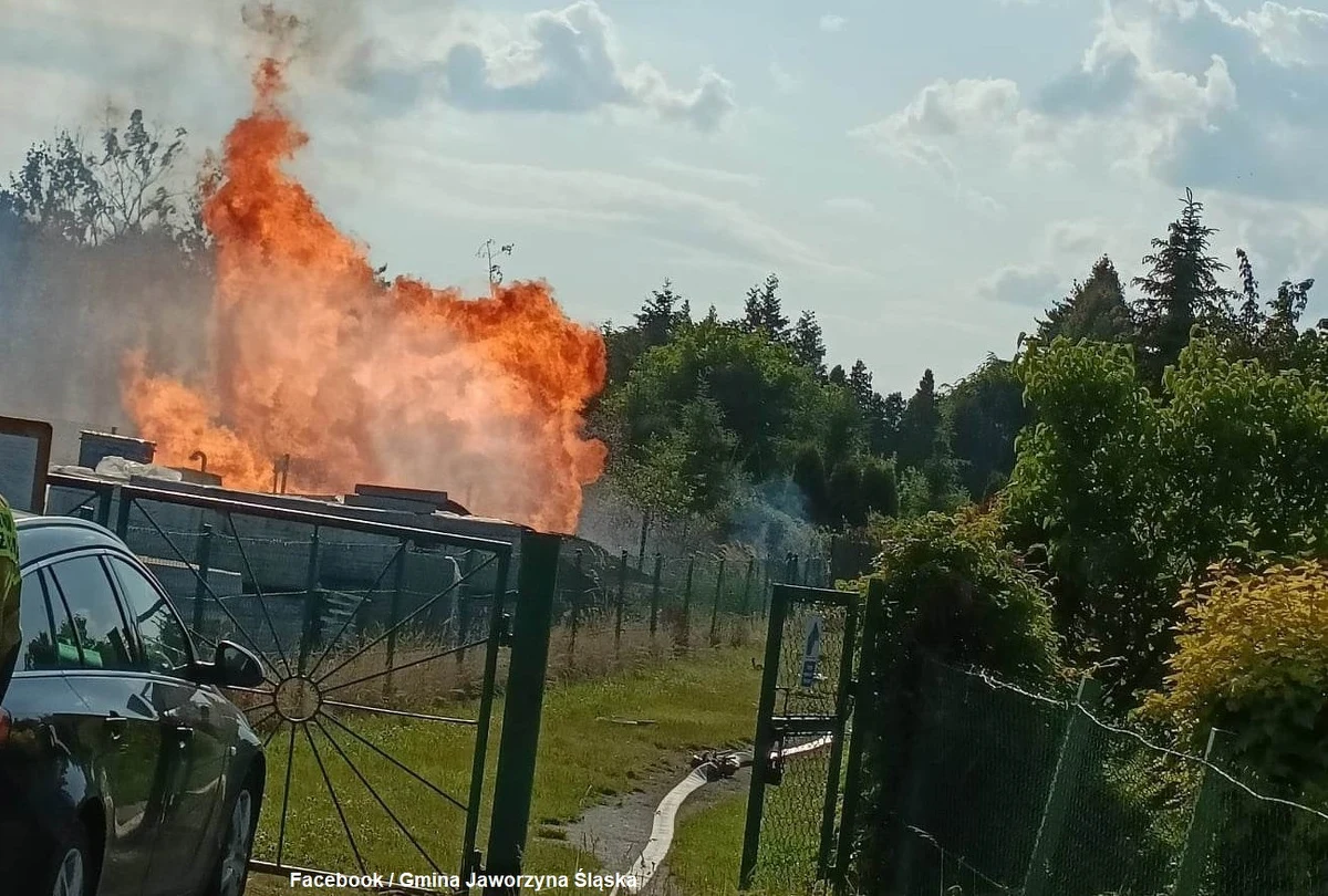 Dwóch pracowników pogotowia gazowego zostało poparzonych po tym, jak doszło do zapłonu ulatniającego się gazu z nieszczelnej rozdzielni gazowej w Jaworzynie Śląskiej (woj. olnośląskie).