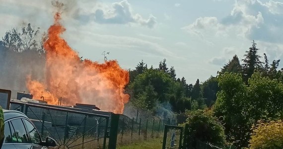 Dwóch pracowników pogotowia gazowego zostało poparzonych po tym, jak doszło do zapłonu ulatniającego się gazu z nieszczelnej rozdzielni gazowej w Jaworzynie Śląskiej (woj. olnośląskie).